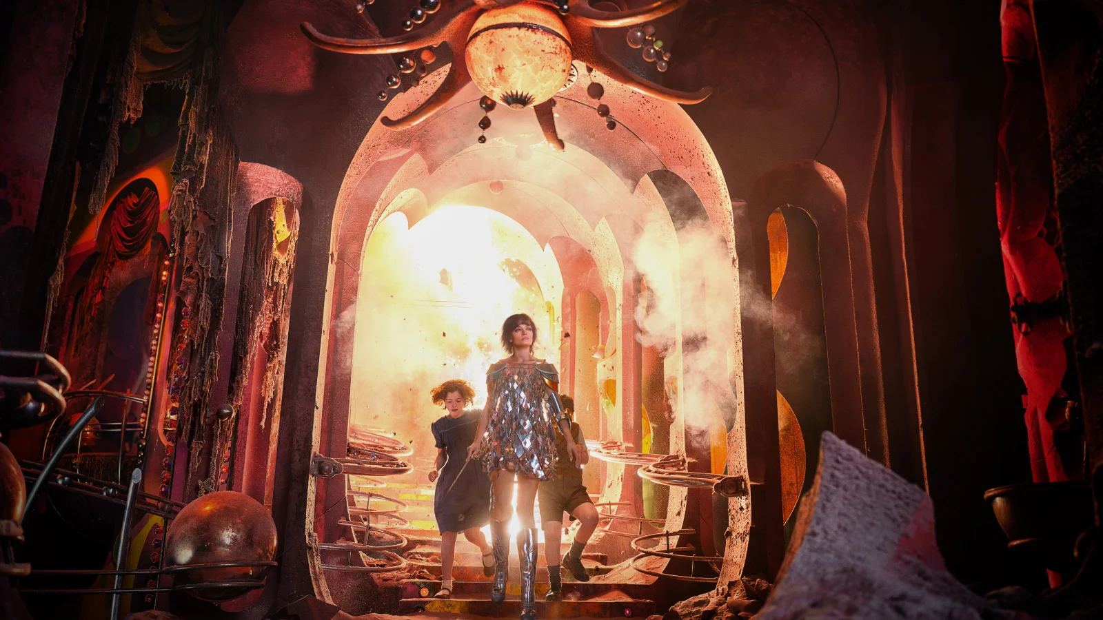 Narnia : Le Neveu du magicien, deux enfants dans un atelier encombré éclairé par une lumière dorée