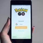 Un smartphone affichant l’écran titre de Pokémon GO