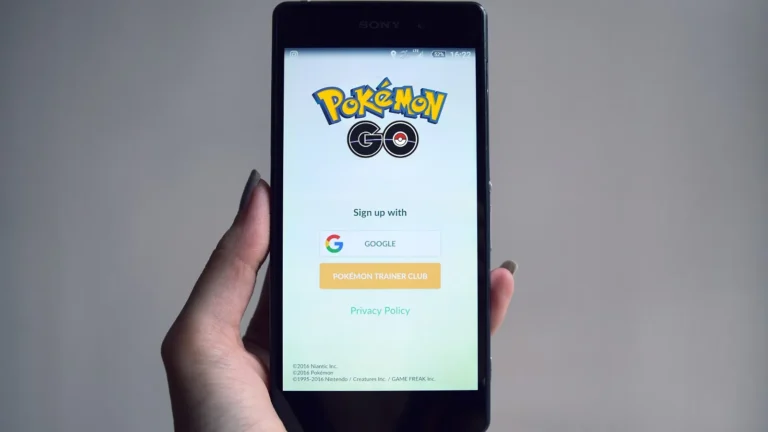 Un smartphone affichant l’écran titre de Pokémon GO