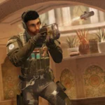 Rainbow Six Siege, un opérateur arme au poing dans une salle