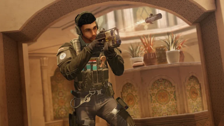 Rainbow Six Siege, un opérateur arme au poing dans une salle
