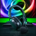 Le casque Razer Barracuda V2 Pro posé sur un bureau gaming