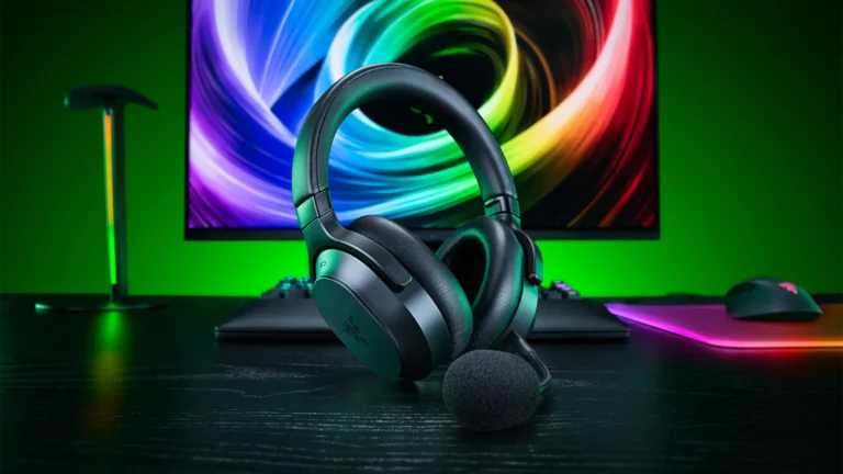 Le casque Razer Barracuda V2 Pro posé sur un bureau gaming