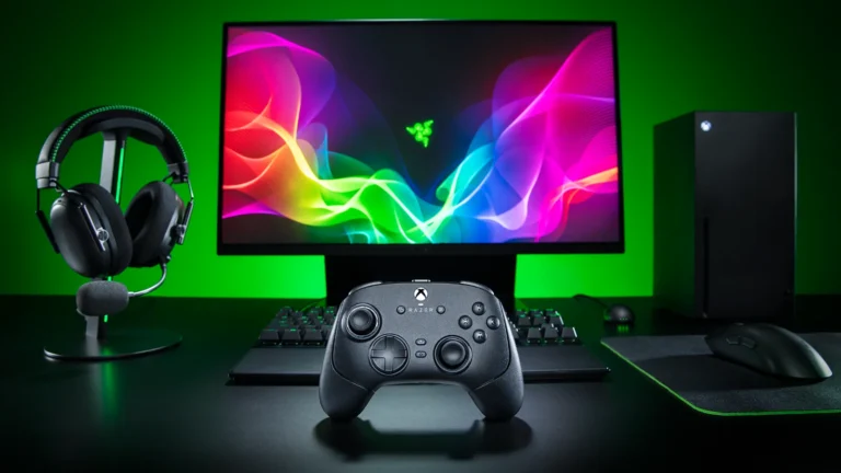 La manette Razer Wolverine V4 posée sur un bureau de joueur