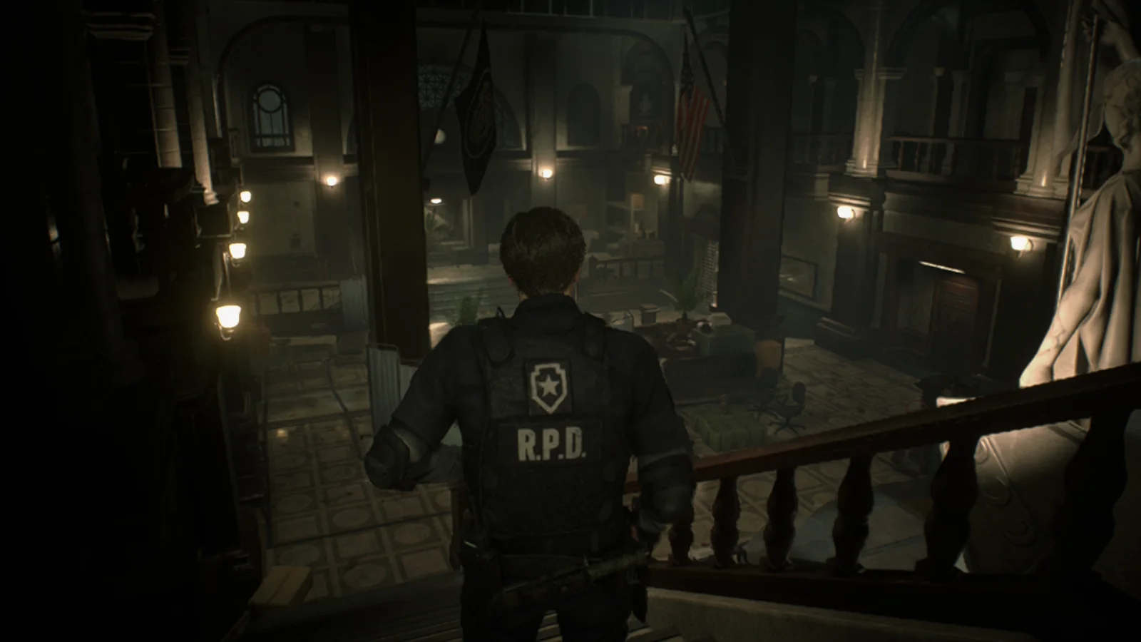 Resident Evil 2 sur Nintendo Switch 2, Leon dans le hall du commissariat de Raccoon City