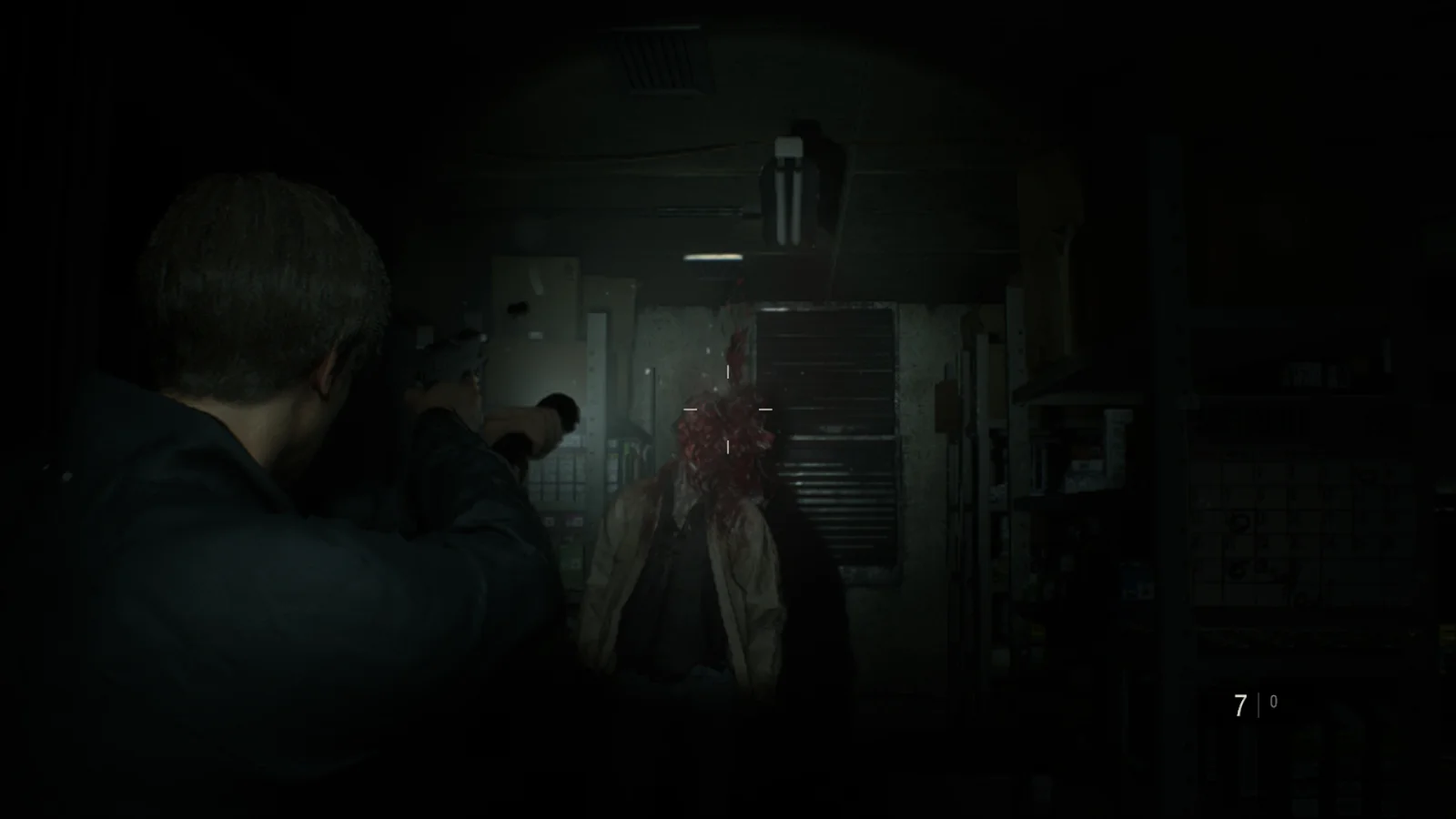 Resident Evil 2 sur Nintendo Switch 2, Leon tire sur un zombie à la lampe torche