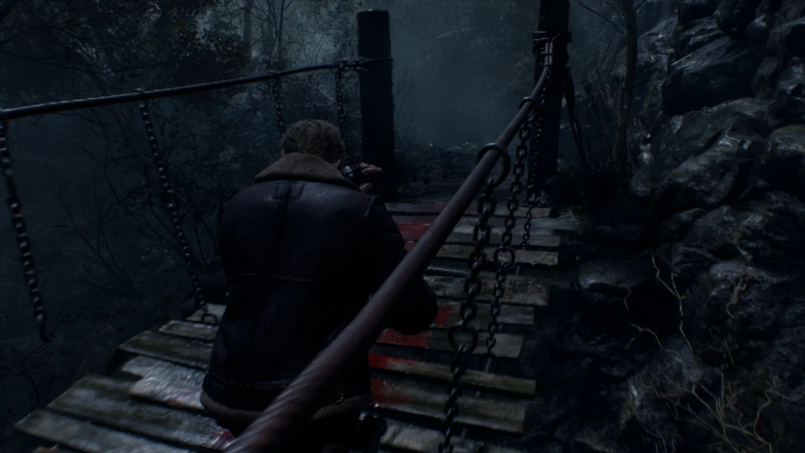 Resident Evil 4 sur Nintendo Switch 2, Leon sur un pont de corde dans la forêt