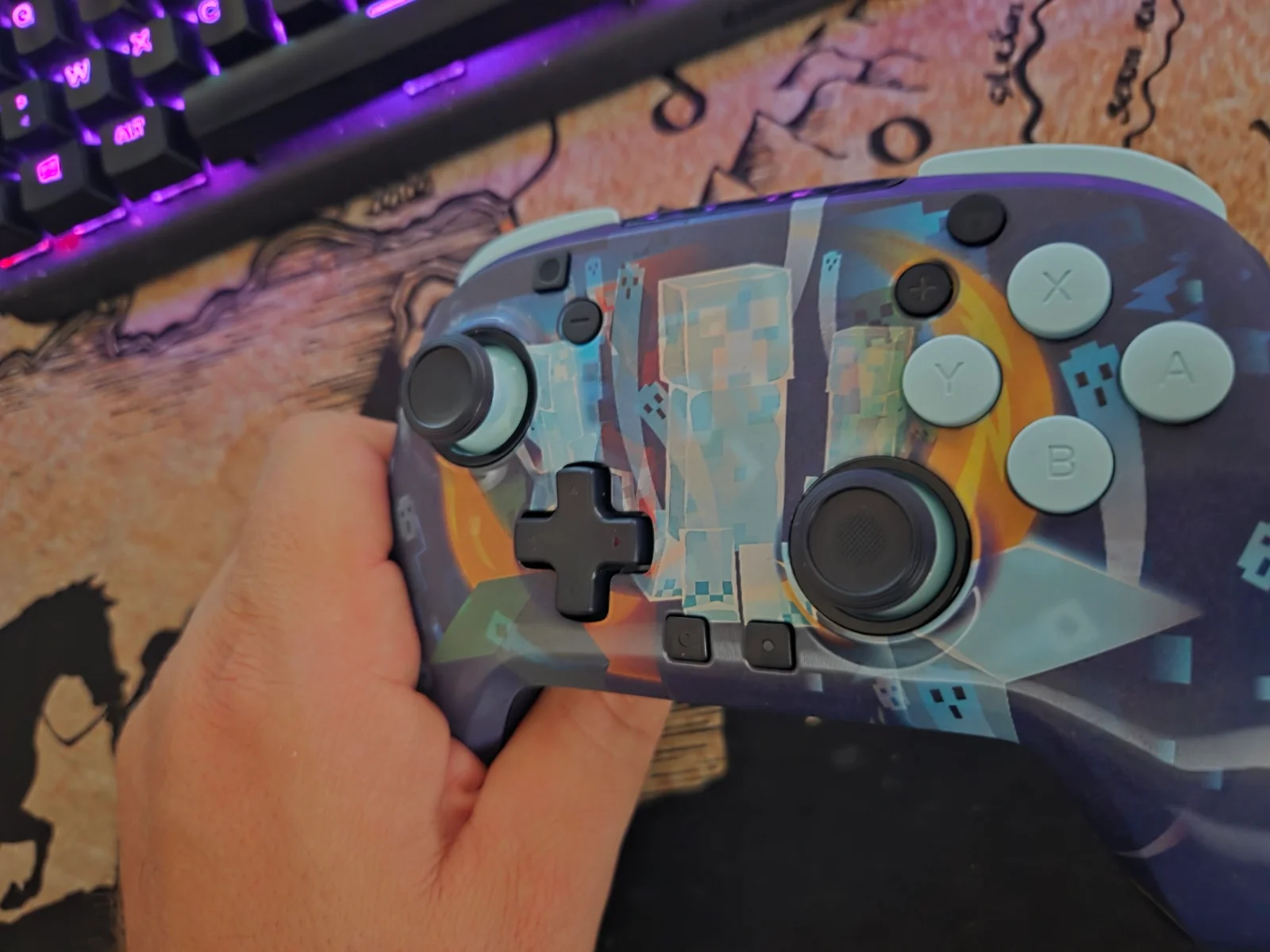 Manette Turtle Beach Rematch Minecraft Dungeons II inclinée, second motif de la façade lenticulaire