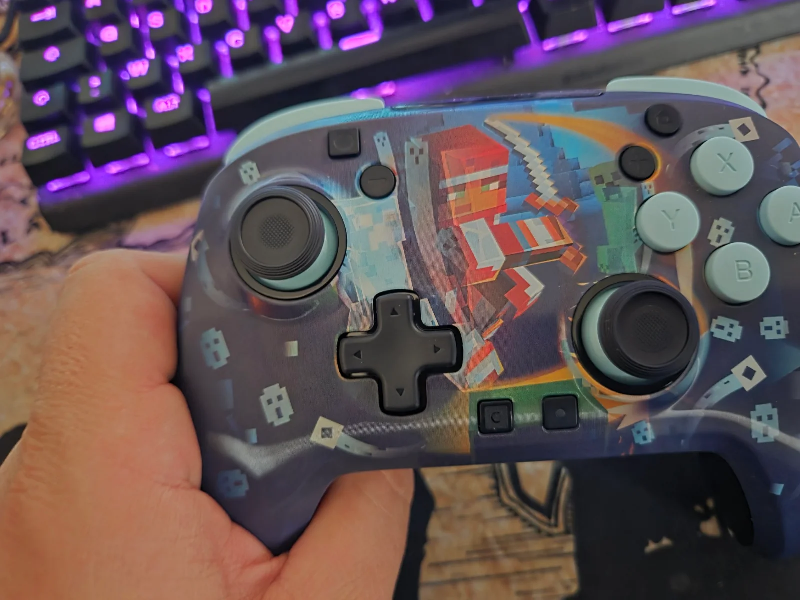 Manette Turtle Beach Rematch Minecraft Dungeons II, façade lenticulaire montrant Valorie
