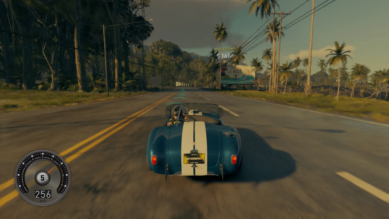 Une Shelby Cobra sur une route bordée de palmiers vers Haleiwa dans The Crew Motorfest