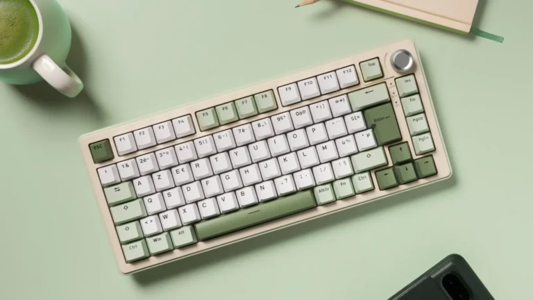 Le clavier The G-Lab Keyz Elite 300 Matcha vu de dessus à côté d'une tasse de matcha