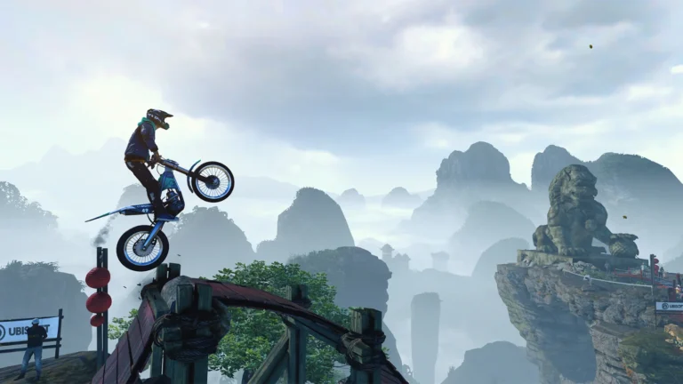 Trials Rising : un pilote de moto trial en équilibre sur une passerelle au-dessus de pitons rocheux