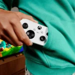 La manette Xbox Nano glissée dans la poche d'un sweat