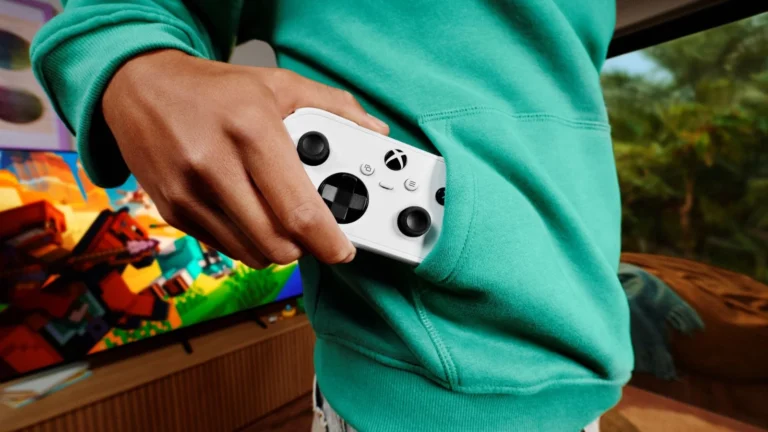 La manette Xbox Nano glissée dans la poche d'un sweat